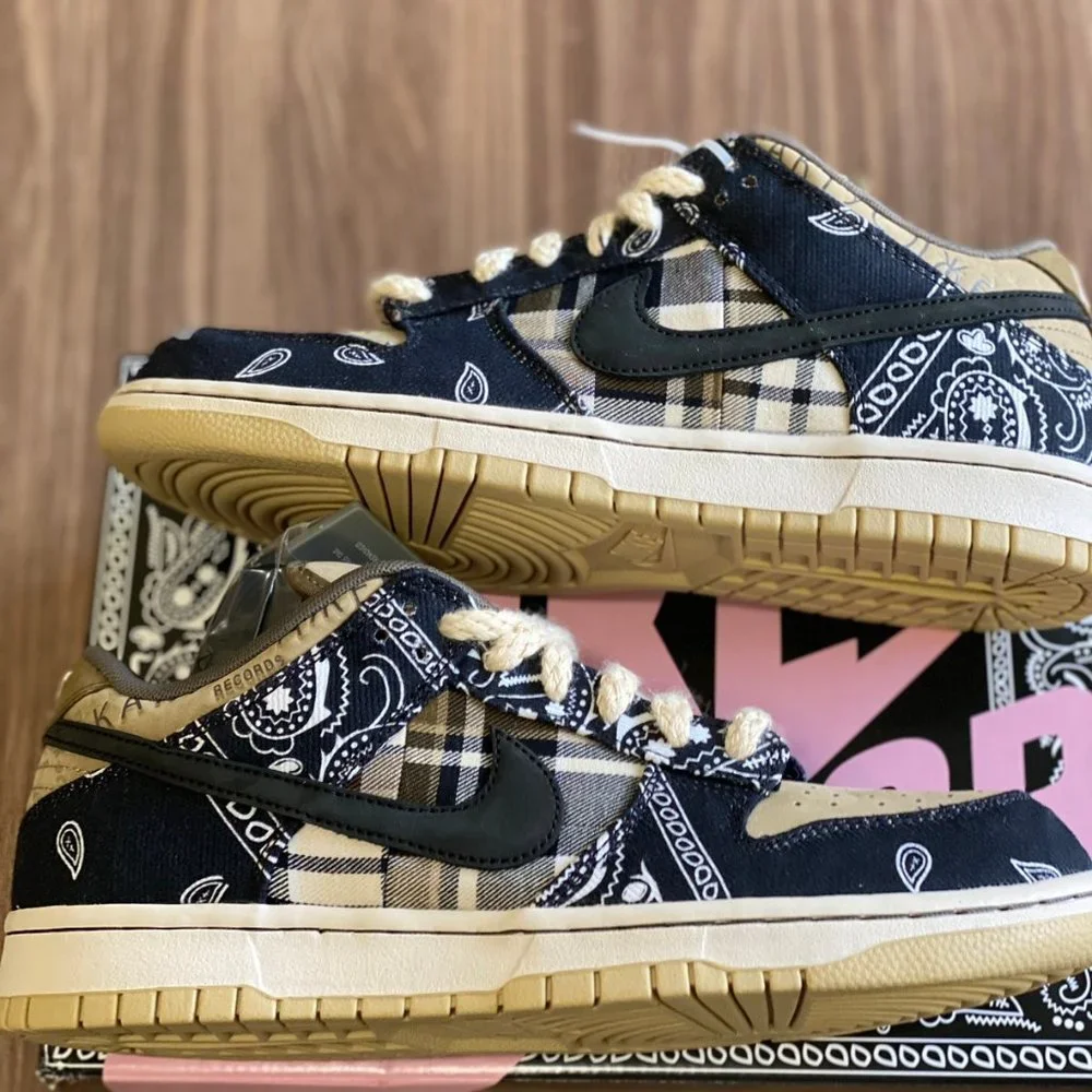 Nike × Travis Scott - Picture 3 of 13